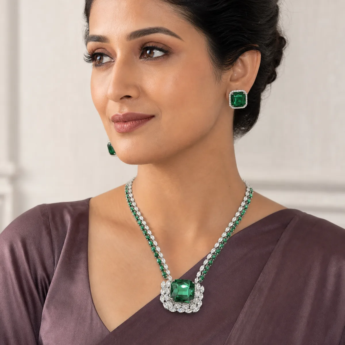 Jewellery Emerald Cushion — view 4